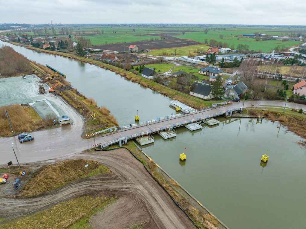 Prace przy budowie drogi wodnej łączącej Zalew Wiślany z Zatoką Gdańską na półmetku