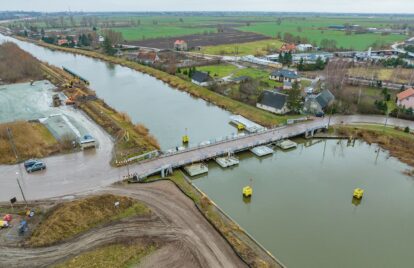 Prace przy budowie drogi wodnej łączącej Zalew Wiślany z Zatoką Gdańską na półmetku